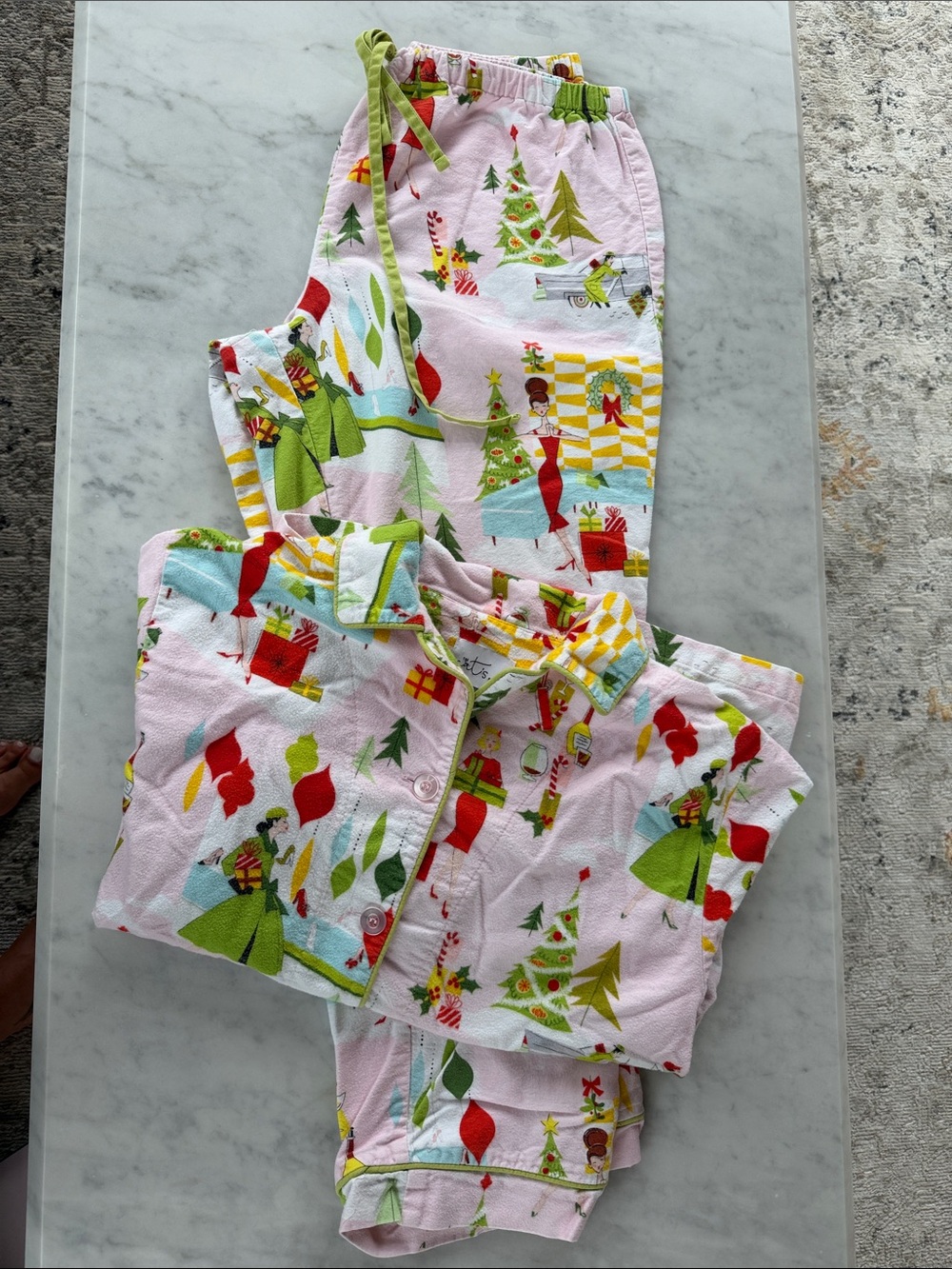 Womens Holiday Pink Christmas Tree & Gift Print Pajama Set The Cats Pajamas